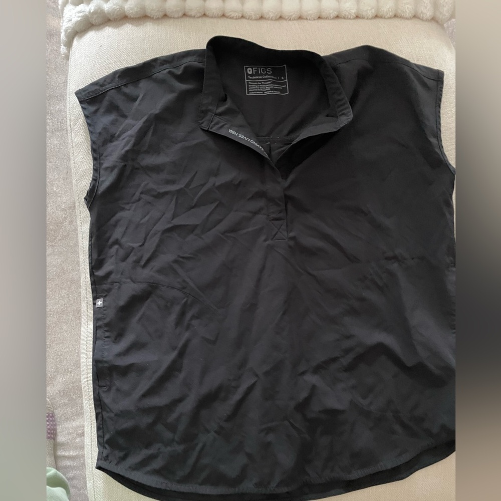 Rafaela scrub top like new